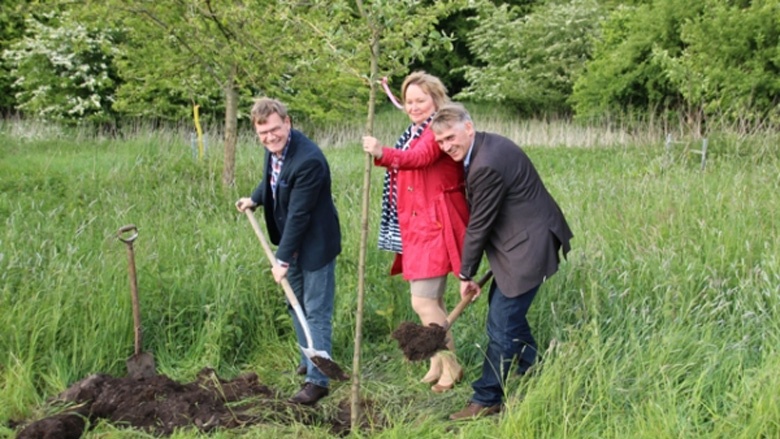 Johann Wadephul, MdB Beate Nielsen und Hans Hinrich Neve, MdL pflanzen den Baum. Johann Wadephul, MdB Beate Nielsen und Hans Hinrich Neve, MdL pflanzen den Baum.